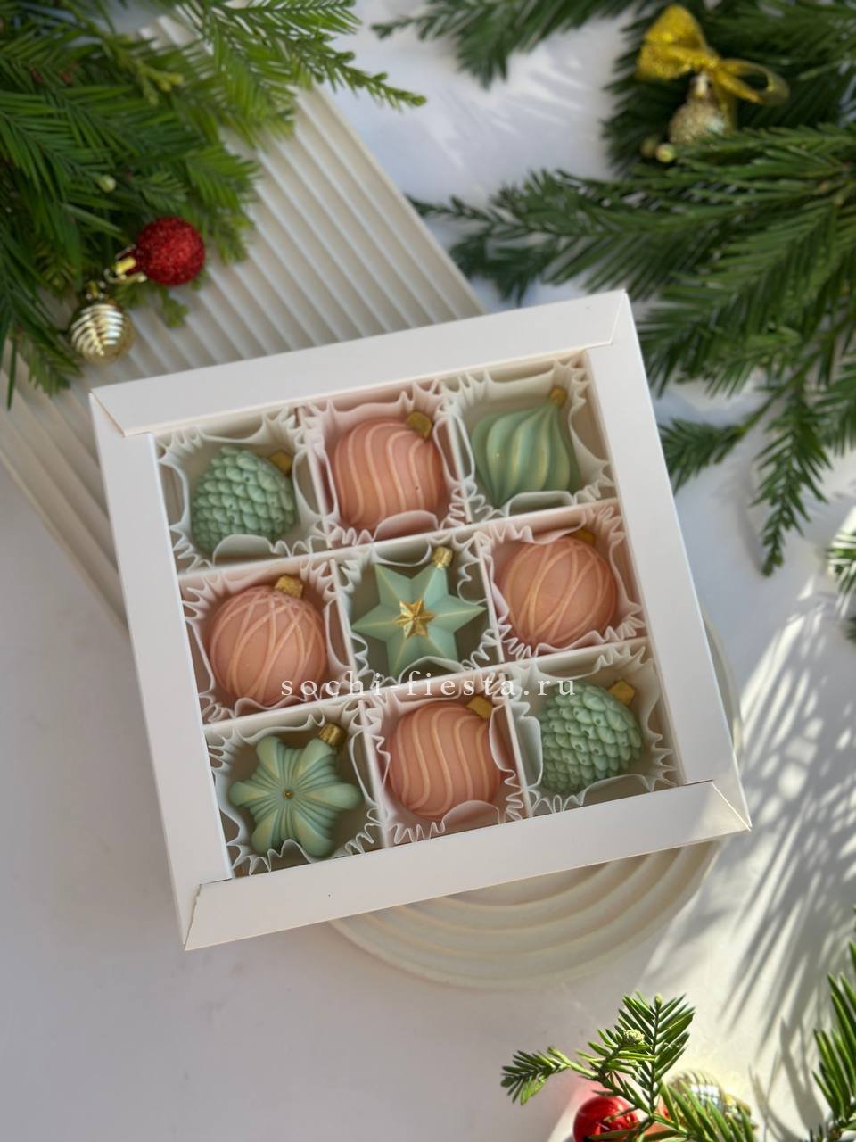 новогодний декор с хвойными гирляндами и амариллисом для красноярского ресторана