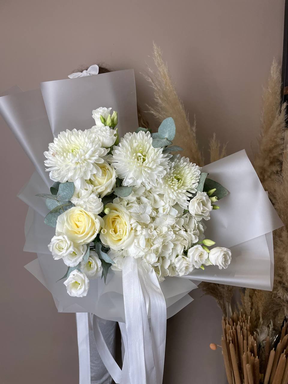 авторский красноярский сборный букет из роз и эустомы для корпоративного подарка промышленного холдинга