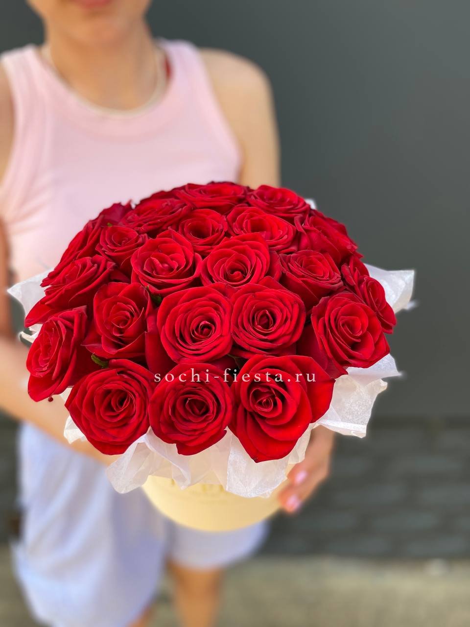 зимняя коробка с амариллисом и ветвями пихты для красноярской студии