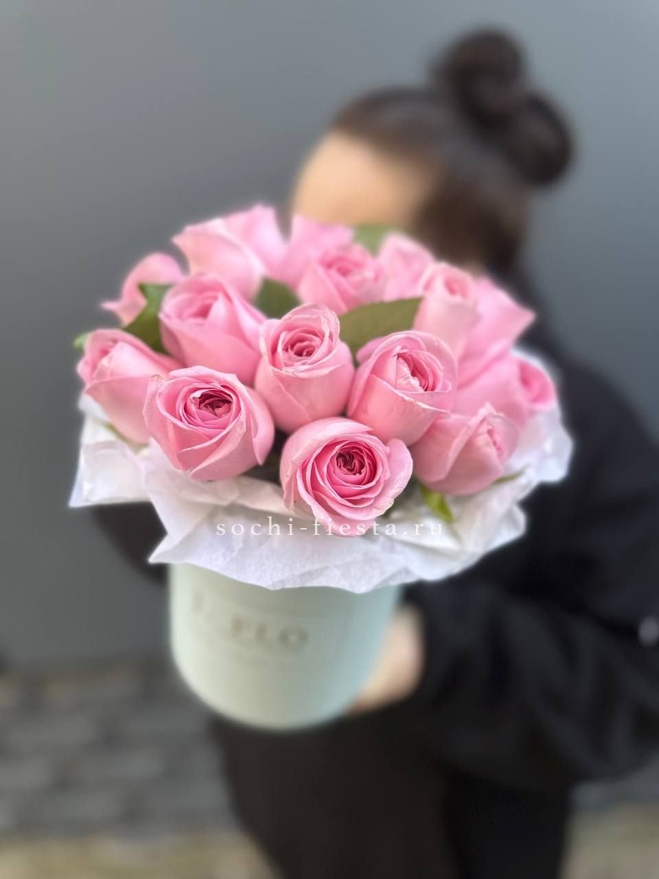 шляпная коробка с розами и хризантемой для красноярского офиса