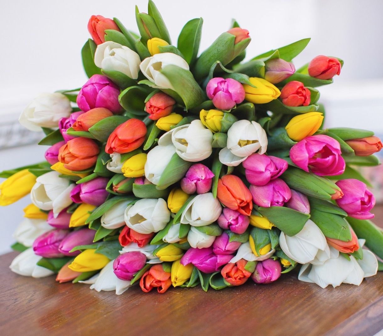 зимняя композиция с амариллисом и ветвями пихты в красноярской студии