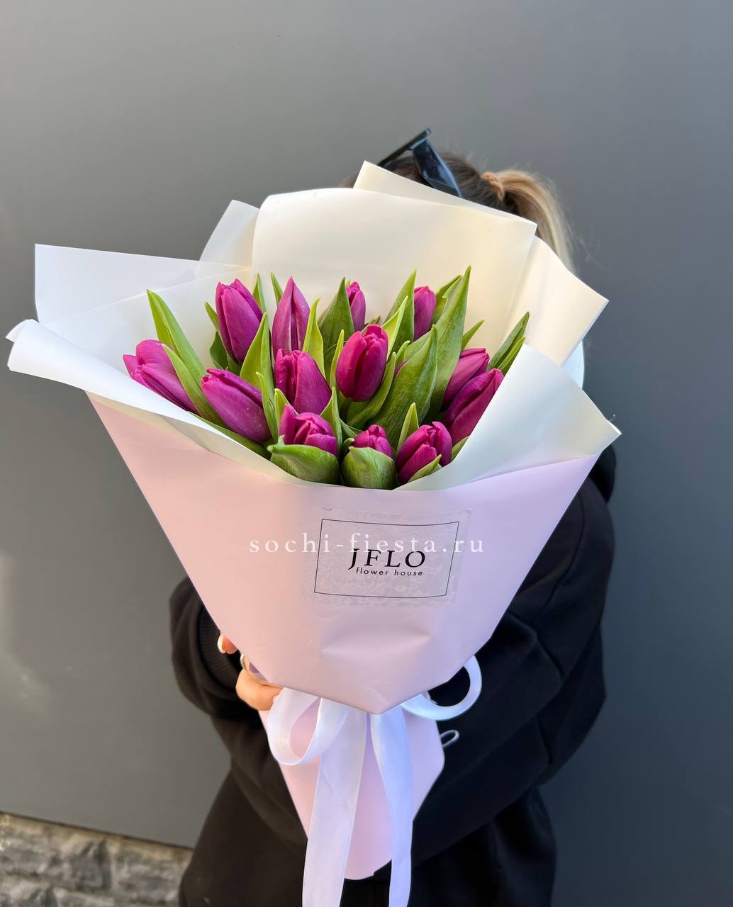 видовой каталог с розами и хризантемами в красноярской студии