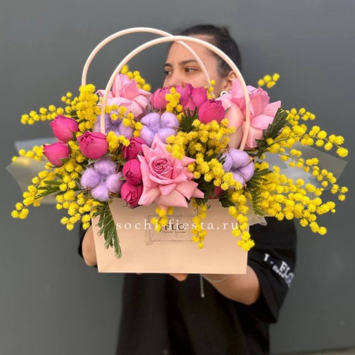 Сумочка мимозы и роз "Примавера" в Красноярске