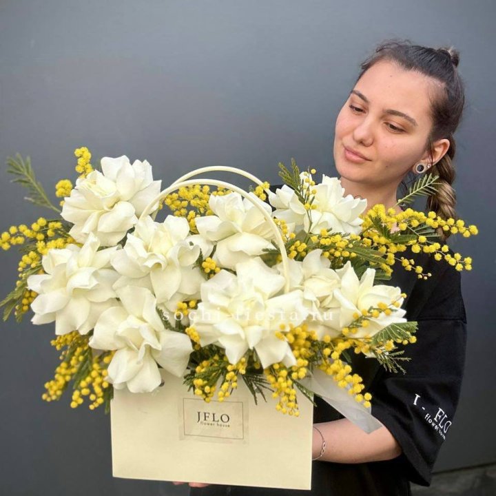 Французские Розы и мимоза  в сумочке  в Красноярске