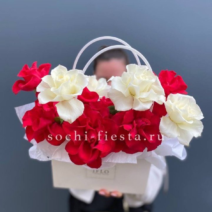 Сумочка  красных и белых роз в Красноярске