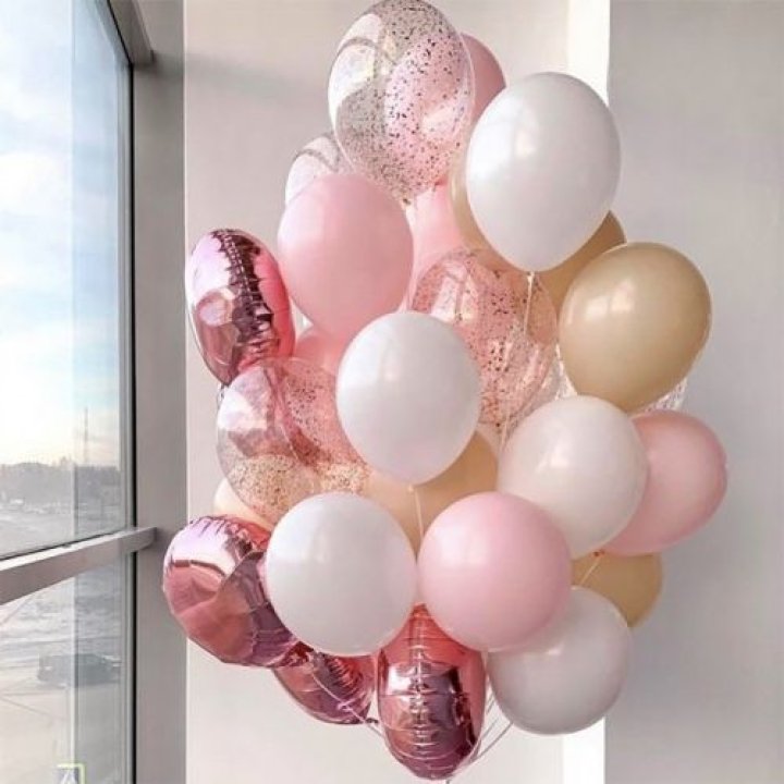 Фонтан шаров розового и белого цветов в Красноярске