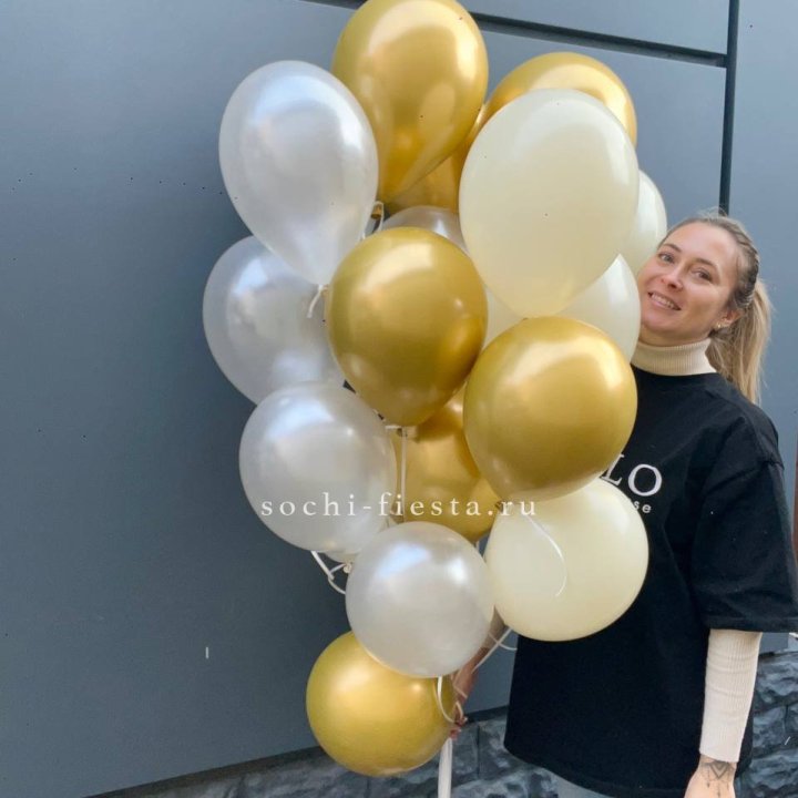 Облако шаров из белого и золотого оттенков в Красноярске
