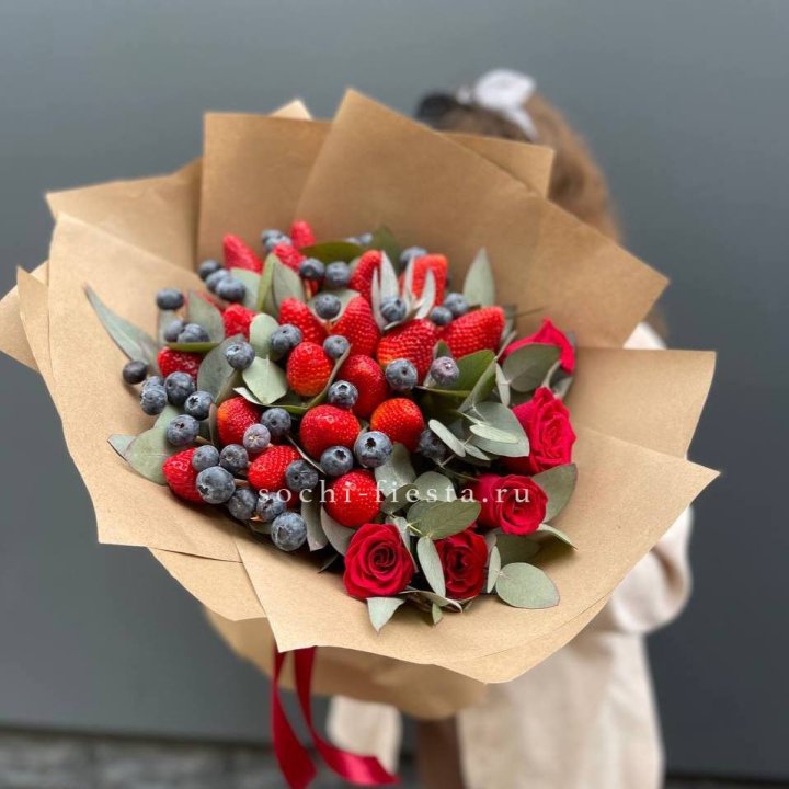 Клубника и голубика с цветами в Красноярске