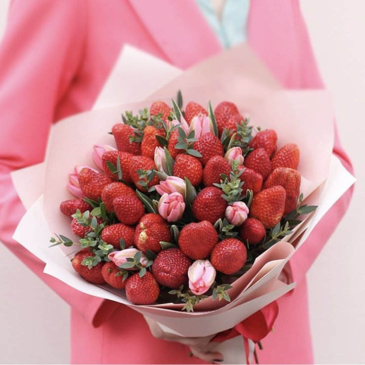 Тюльпаны и клубника в Красноярске