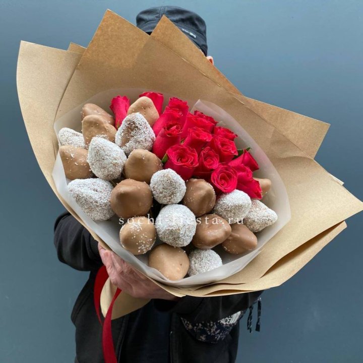 Розы и клубника в шоколаде Мерси в Красноярске