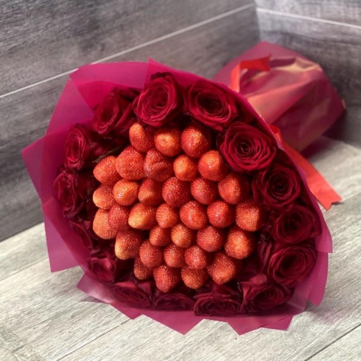 Клубничный букет с розами в Красноярске