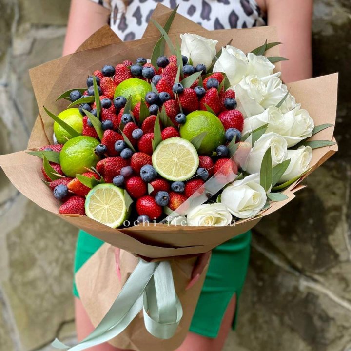 Ягодно-цитрусовый букет с розами в Красноярске