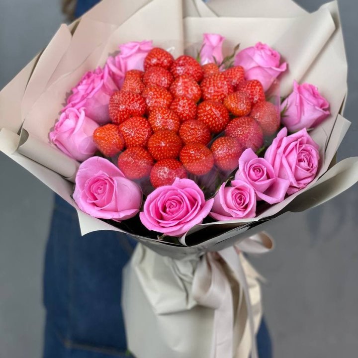 Клубника и розы в Красноярске