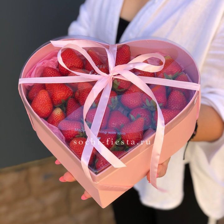 Коробочка сердце  с клубникой в Красноярске