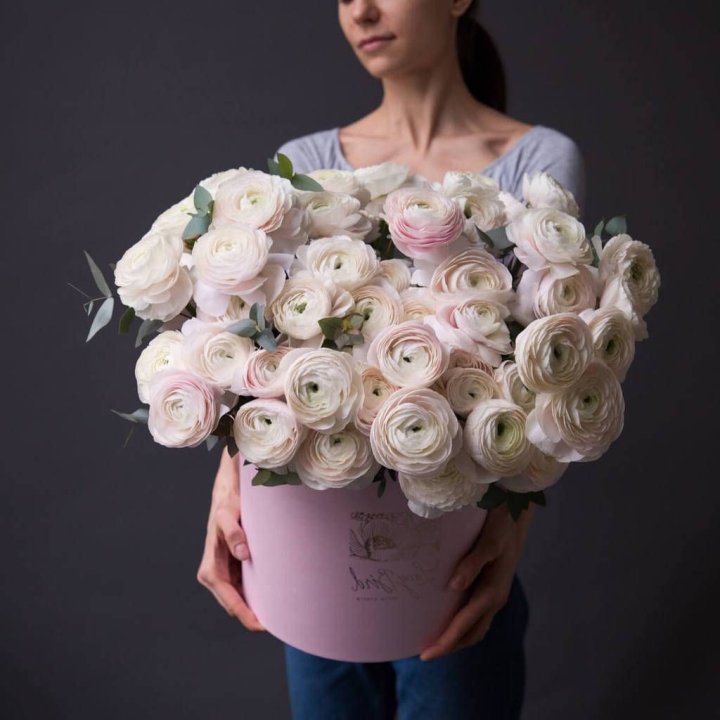 Бокс с ранункулюсами в Красноярске