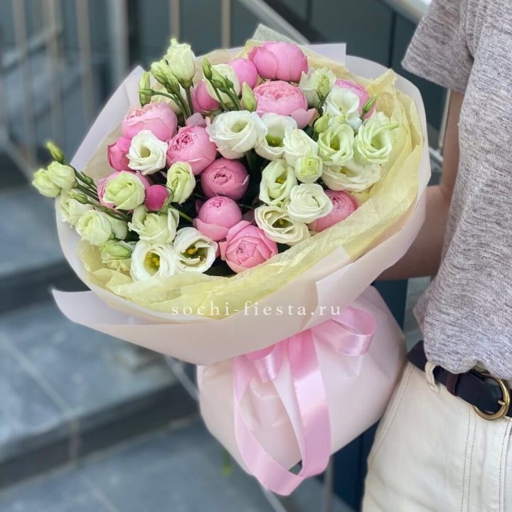 Букет кустовых роз с эустомой в Красноярске