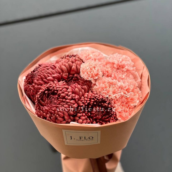 Букет хризантем и диантусов  в Красноярске