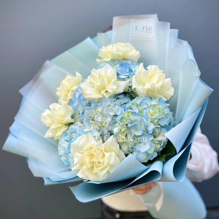  Букет из голубых гортензий и роз  в Красноярске
