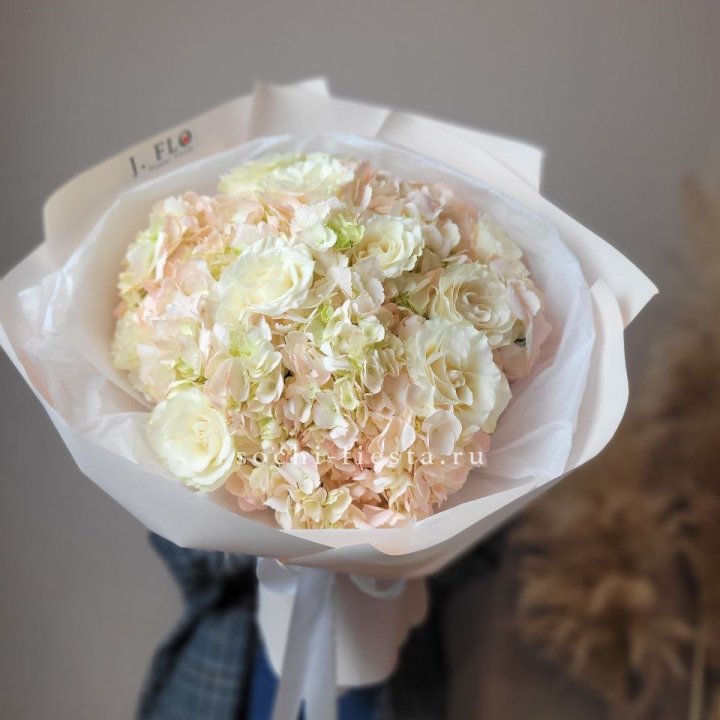  Букет гортензии и роз  в Красноярске