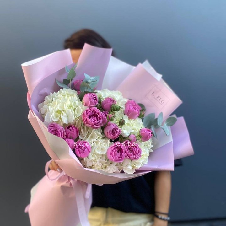 Букет белых гортензий и пионовидных роз  в Красноярске