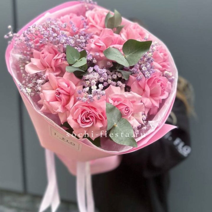 Розовые французские розы с гипсофилой в Красноярске