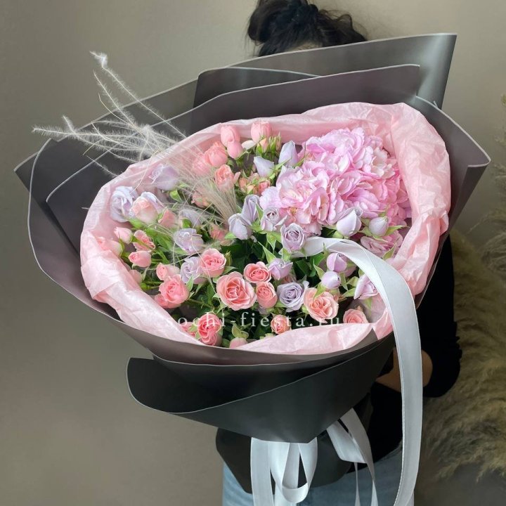  Букет гортензии и роз "Саперави" в Красноярске