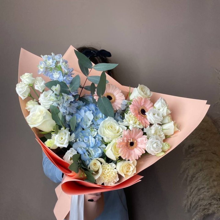  Букет гортензии и роз "Валенсия" в Красноярске
