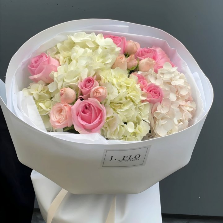  Букет гортензии и роз  "Тиамо" в Красноярске