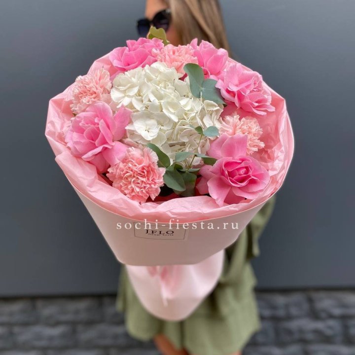  Букет роз и гортензии "Навола" в Красноярске