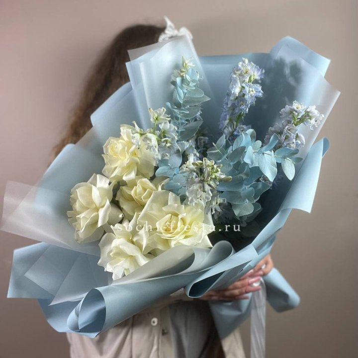 Букет из белых французских роз и дельфиниума в Красноярске