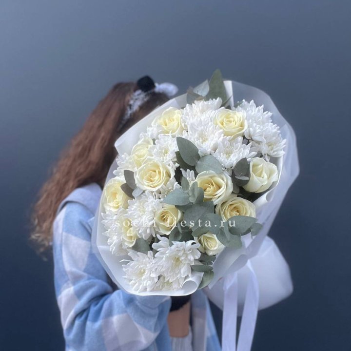  Букет белых роз с хризантемой  в Красноярске