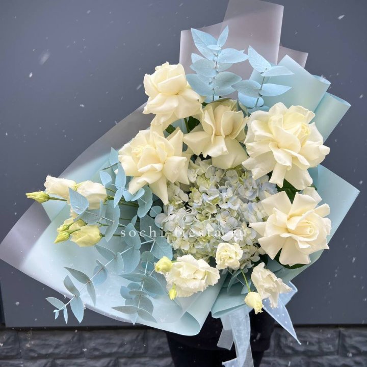 Букет с гортензией и белыми французскими розами в Красноярске