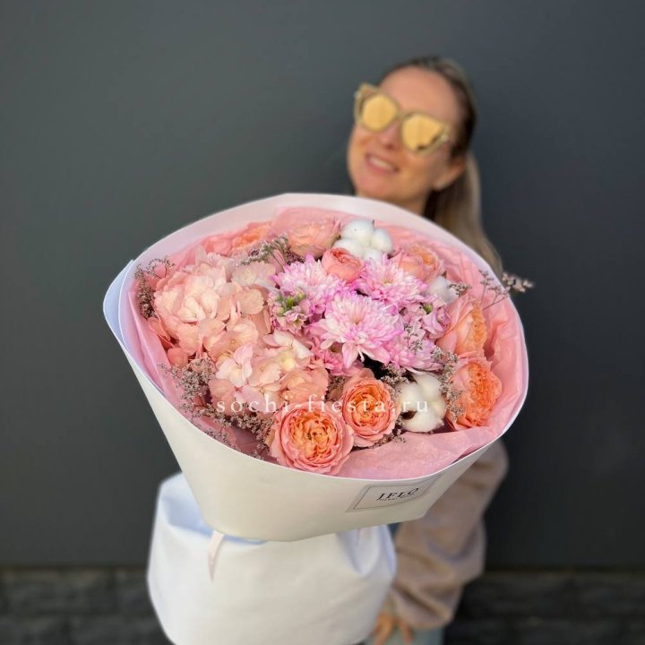 Букет гортензии и кустовых роз  в Красноярске