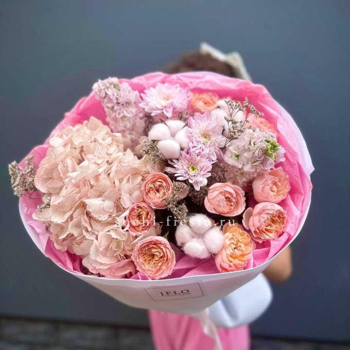 Букет гортензии и кустовых роз "Абрассо" в Красноярске