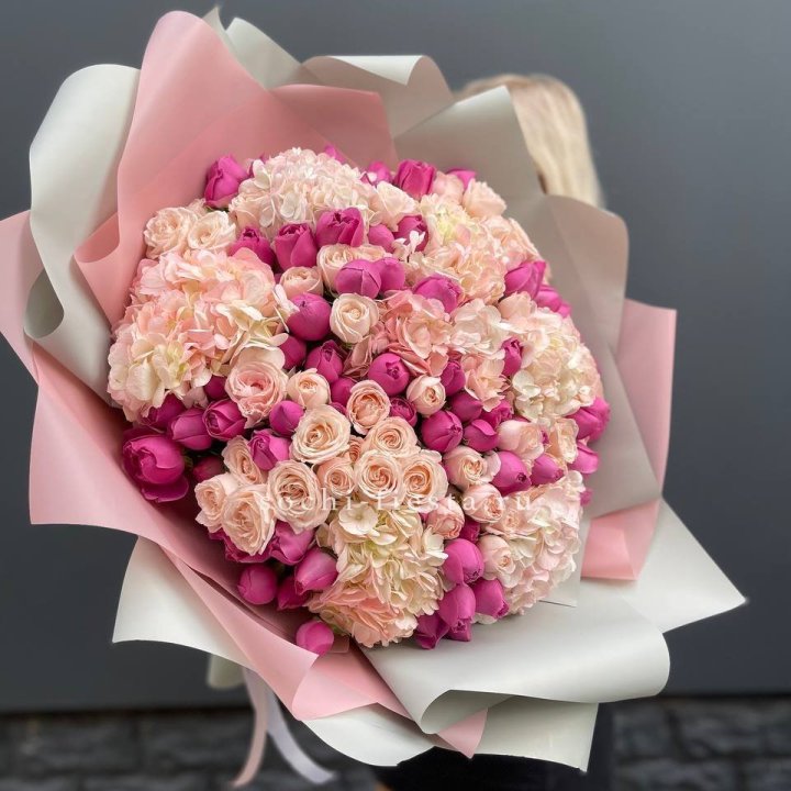 Букет кустовые розы и гортензия в Красноярске