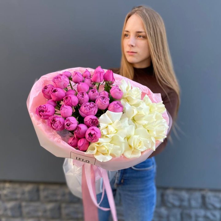 Дуо белых и кустовых роз в Красноярске