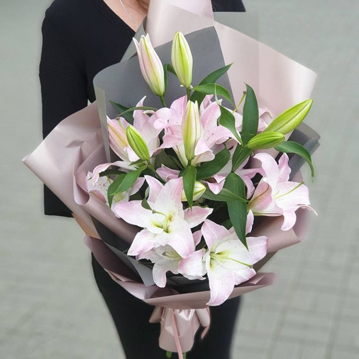Букет розовых лилий в Красноярске