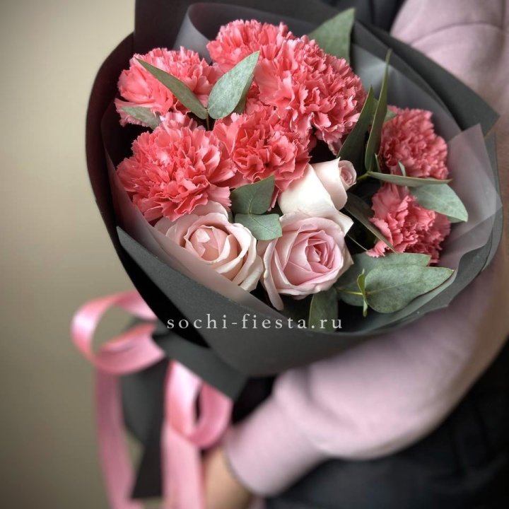 Букет из роз и диантусов "Пенелопа" в Красноярске