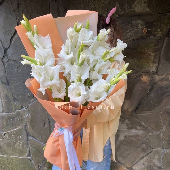 Букет белых гладиолусов  в Красноярске