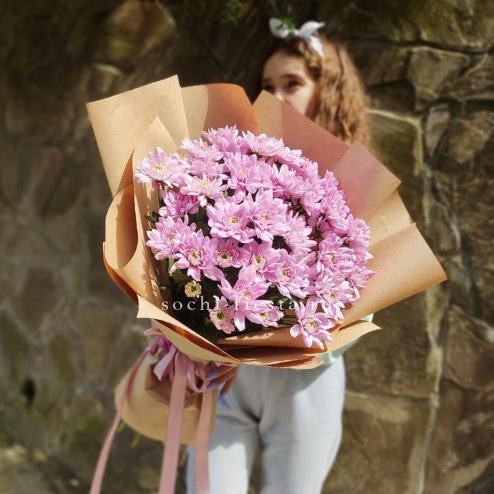 Букет хризантем в крафте в Красноярске