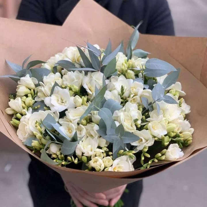 51 фрезия с эвкалиптом в Красноярске