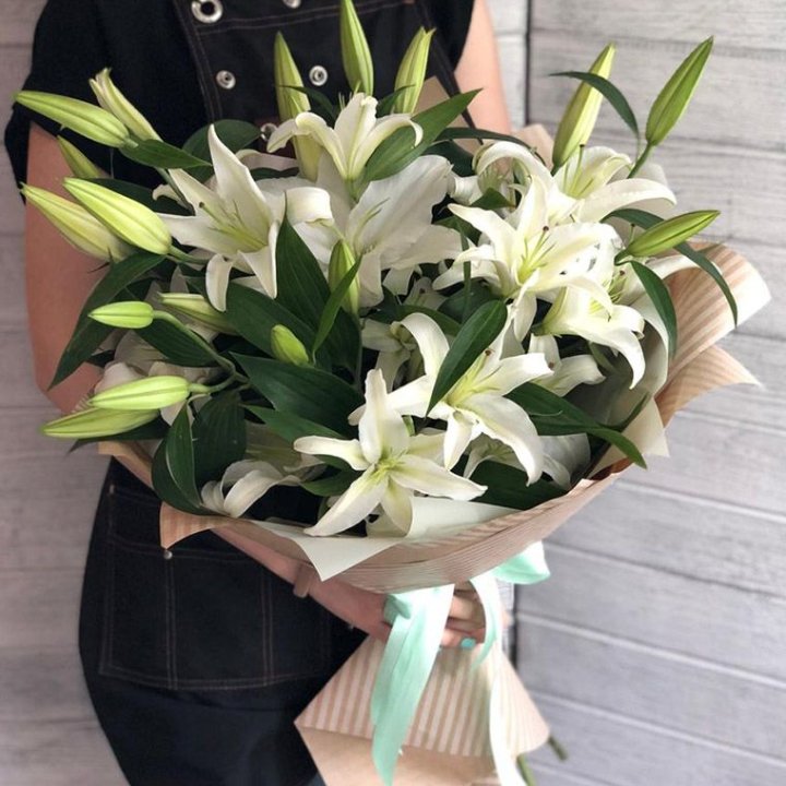Букет белых лилий в Красноярске
