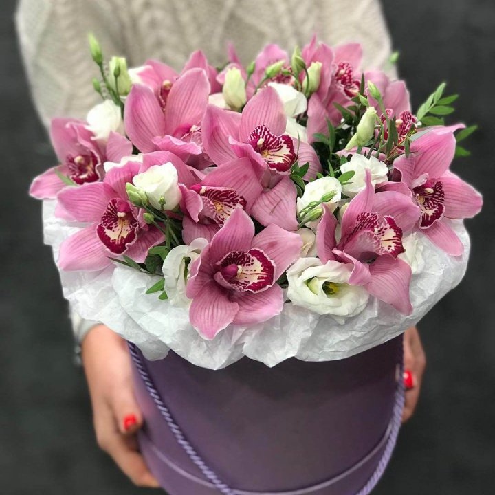 Орхидея и эустома в шляпной коробке в Красноярске