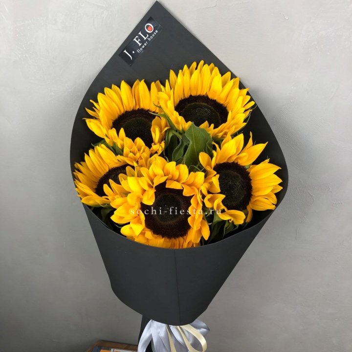 Букет из 5  подсолнухов в Красноярске