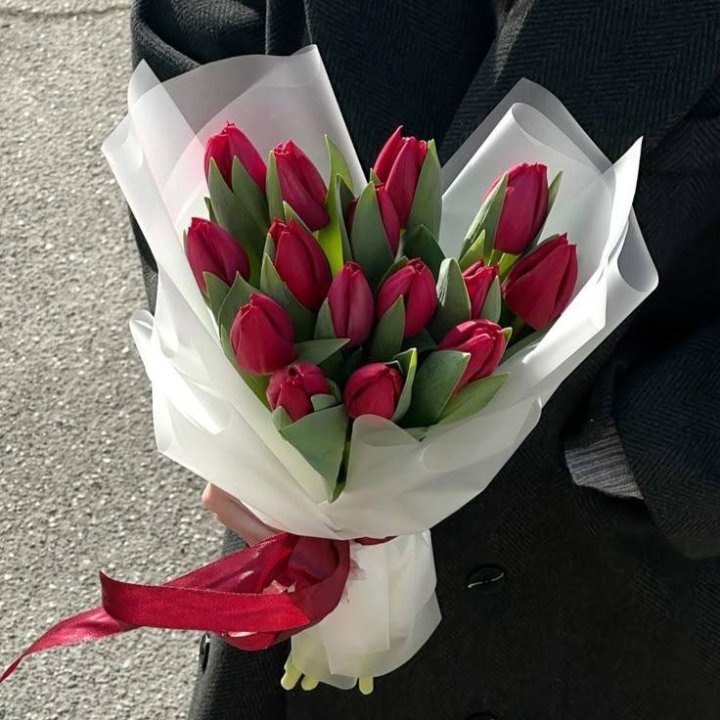 15 красных тюльпанов в Красноярске