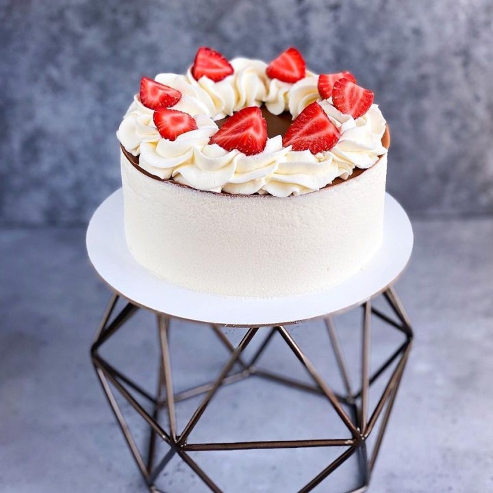 Торт "Клубника со сливками" в Красноярске