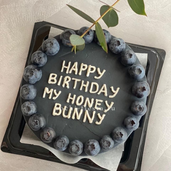 Бенто-торт "С днем рождения" с ягодами в Красноярске