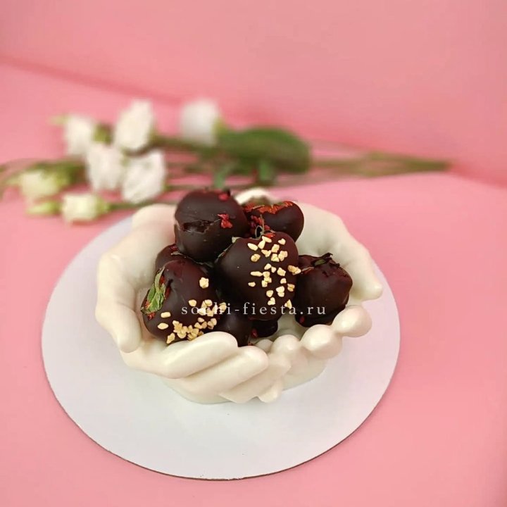 Клубника в шоколаде на шоколадных ладонях  в Красноярске