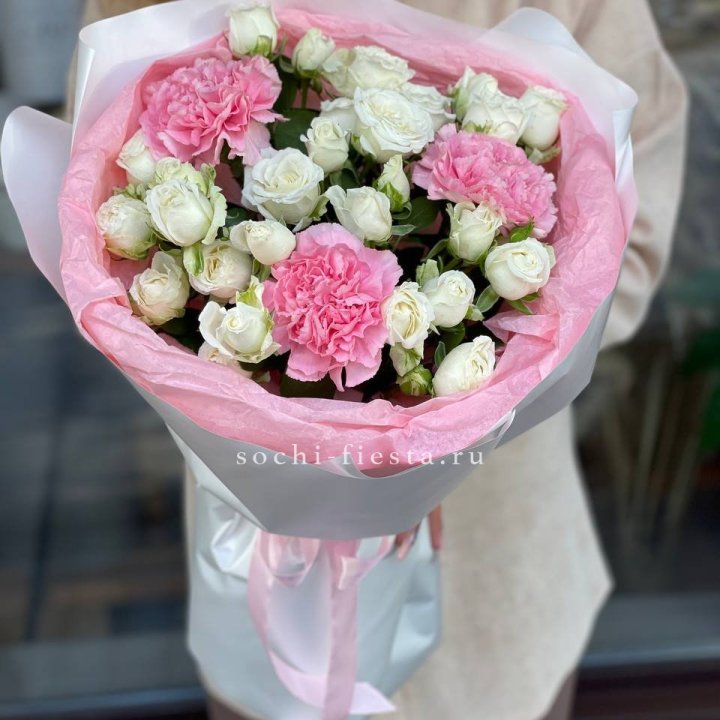 Букет розы с диантусами "Блэш" в Красноярске