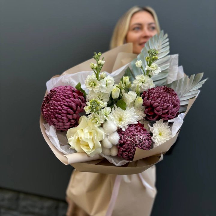 Хризантемы с маттиолой розами эустомой Чика в Красноярске